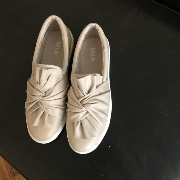 MIA Shoes - NWT Mia slip on sneakers